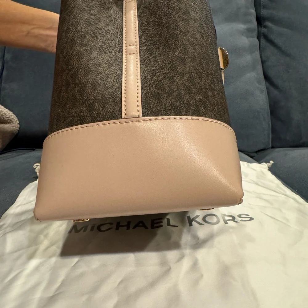 Michael Kors Bucket Bag - Picture 7 of 8